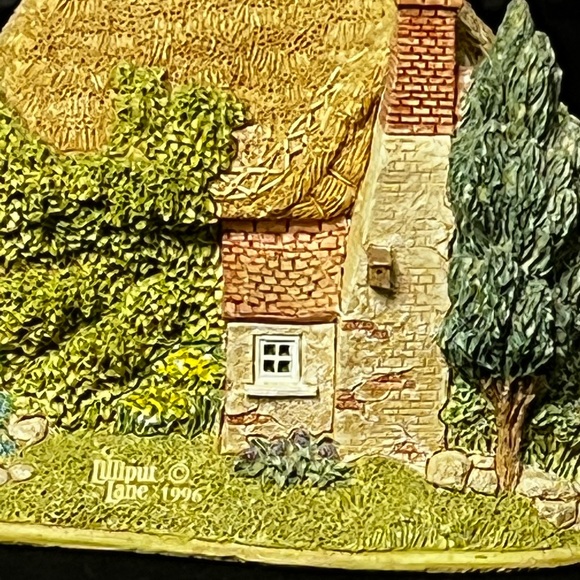 Lilliput Lane | Nursery Cottage | Much Valued Customer Special Edition - Picture 4 of 12